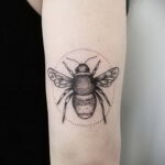 Фото тату мохнатый полосатый шмель 03.01.2021 №309 -bumblebee tattoo- tatufoto.com