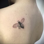 Фото тату мохнатый полосатый шмель 03.01.2021 №311 -bumblebee tattoo- tatufoto.com