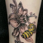 Фото тату мохнатый полосатый шмель 03.01.2021 №312 -bumblebee tattoo- tatufoto.com