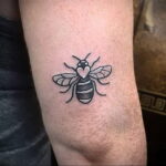 Фото тату мохнатый полосатый шмель 03.01.2021 №313 -bumblebee tattoo- tatufoto.com