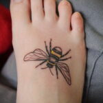 Фото тату мохнатый полосатый шмель 03.01.2021 №314 -bumblebee tattoo- tatufoto.com