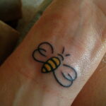 Фото тату мохнатый полосатый шмель 03.01.2021 №315 -bumblebee tattoo- tatufoto.com