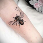 Фото тату мохнатый полосатый шмель 03.01.2021 №318 -bumblebee tattoo- tatufoto.com