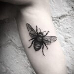 Фото тату мохнатый полосатый шмель 03.01.2021 №321 -bumblebee tattoo- tatufoto.com