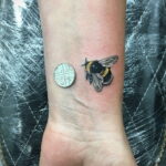 Фото тату мохнатый полосатый шмель 03.01.2021 №322 -bumblebee tattoo- tatufoto.com