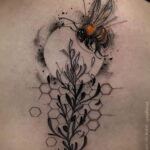 Фото тату мохнатый полосатый шмель 03.01.2021 №323 -bumblebee tattoo- tatufoto.com