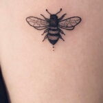 Фото тату мохнатый полосатый шмель 03.01.2021 №332 -bumblebee tattoo- tatufoto.com