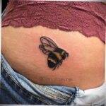 Фото тату мохнатый полосатый шмель 03.01.2021 №335 -bumblebee tattoo- tatufoto.com