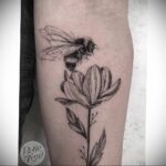Фото тату мохнатый полосатый шмель 03.01.2021 №339 -bumblebee tattoo- tatufoto.com