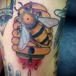 Фото тату мохнатый полосатый шмель 03.01.2021 №340 -bumblebee tattoo- tatufoto.com