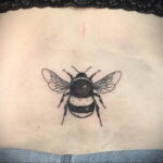 Фото тату мохнатый полосатый шмель 03.01.2021 №342 -bumblebee tattoo- tatufoto.com