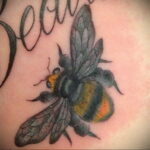 Фото тату мохнатый полосатый шмель 03.01.2021 №343 -bumblebee tattoo- tatufoto.com