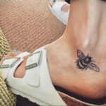 Фото тату мохнатый полосатый шмель 03.01.2021 №345 -bumblebee tattoo- tatufoto.com