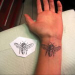 Фото тату мохнатый полосатый шмель 03.01.2021 №348 -bumblebee tattoo- tatufoto.com