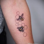 Фото тату мохнатый полосатый шмель 03.01.2021 №352 -bumblebee tattoo- tatufoto.com