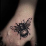 Фото тату мохнатый полосатый шмель 03.01.2021 №355 -bumblebee tattoo- tatufoto.com