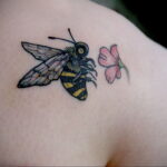 Фото тату мохнатый полосатый шмель 03.01.2021 №360 -bumblebee tattoo- tatufoto.com