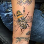 Фото тату мохнатый полосатый шмель 03.01.2021 №361 -bumblebee tattoo- tatufoto.com