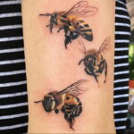 Фото тату мохнатый полосатый шмель 03.01.2021 №374 -bumblebee tattoo- tatufoto.com