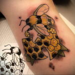 Фото тату мохнатый полосатый шмель 03.01.2021 №375 -bumblebee tattoo- tatufoto.com