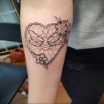 Фото тату мохнатый полосатый шмель 03.01.2021 №376 -bumblebee tattoo- tatufoto.com