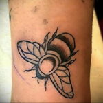 Фото тату мохнатый полосатый шмель 03.01.2021 №381 -bumblebee tattoo- tatufoto.com