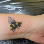 Фото тату мохнатый полосатый шмель 03.01.2021 №382 -bumblebee tattoo- tatufoto.com