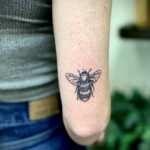 Фото тату мохнатый полосатый шмель 03.01.2021 №383 -bumblebee tattoo- tatufoto.com