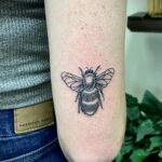 Фото тату мохнатый полосатый шмель 03.01.2021 №384 -bumblebee tattoo- tatufoto.com