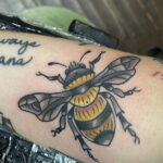 Фото тату мохнатый полосатый шмель 03.01.2021 №385 -bumblebee tattoo- tatufoto.com