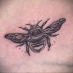 Фото тату мохнатый полосатый шмель 03.01.2021 №386 -bumblebee tattoo- tatufoto.com