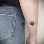 Фото тату мохнатый полосатый шмель 03.01.2021 №387 -bumblebee tattoo- tatufoto.com