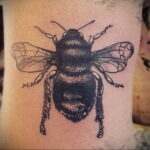Фото тату мохнатый полосатый шмель 03.01.2021 №389 -bumblebee tattoo- tatufoto.com