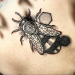 Фото тату мохнатый полосатый шмель 03.01.2021 №390 -bumblebee tattoo- tatufoto.com