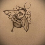 Фото тату мохнатый полосатый шмель 03.01.2021 №391 -bumblebee tattoo- tatufoto.com