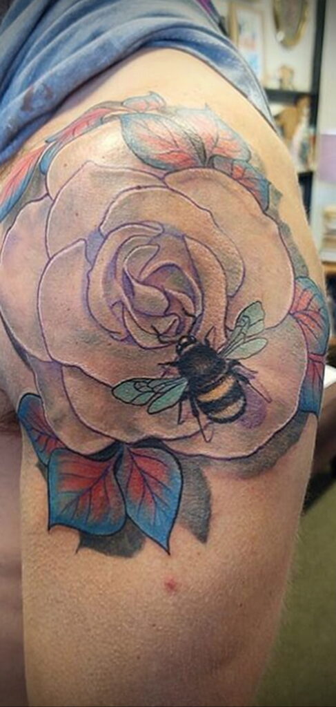 Фото тату мохнатый полосатый шмель 03.01.2021 №392 -bumblebee tattoo- tatufoto.com