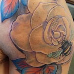 Фото тату мохнатый полосатый шмель 03.01.2021 №393 -bumblebee tattoo- tatufoto.com