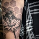 Фото тату мохнатый полосатый шмель 03.01.2021 №394 -bumblebee tattoo- tatufoto.com