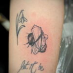 Фото тату мохнатый полосатый шмель 03.01.2021 №395 -bumblebee tattoo- tatufoto.com