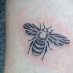 Фото тату мохнатый полосатый шмель 03.01.2021 №400 -bumblebee tattoo- tatufoto.com