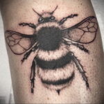 Фото тату мохнатый полосатый шмель 03.01.2021 №401 -bumblebee tattoo- tatufoto.com