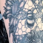Фото тату мохнатый полосатый шмель 03.01.2021 №402 -bumblebee tattoo- tatufoto.com