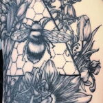 Фото тату мохнатый полосатый шмель 03.01.2021 №403 -bumblebee tattoo- tatufoto.com