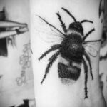 Фото тату мохнатый полосатый шмель 03.01.2021 №404 -bumblebee tattoo- tatufoto.com