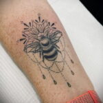 Фото тату мохнатый полосатый шмель 03.01.2021 №405 -bumblebee tattoo- tatufoto.com