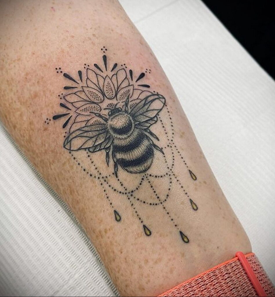 Фото тату мохнатый полосатый шмель 03.01.2021 №405 -bumblebee tattoo- tatufoto.com