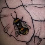 Фото тату мохнатый полосатый шмель 03.01.2021 №408 -bumblebee tattoo- tatufoto.com