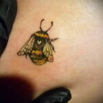 Фото тату мохнатый полосатый шмель 03.01.2021 №409 -bumblebee tattoo- tatufoto.com