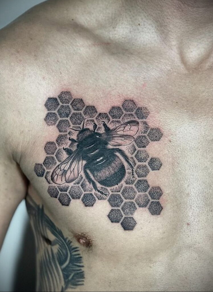 Фото тату мохнатый полосатый шмель 03.01.2021 №415 -bumblebee tattoo- tatufoto.com