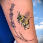 Фото тату мохнатый полосатый шмель 03.01.2021 №417 -bumblebee tattoo- tatufoto.com